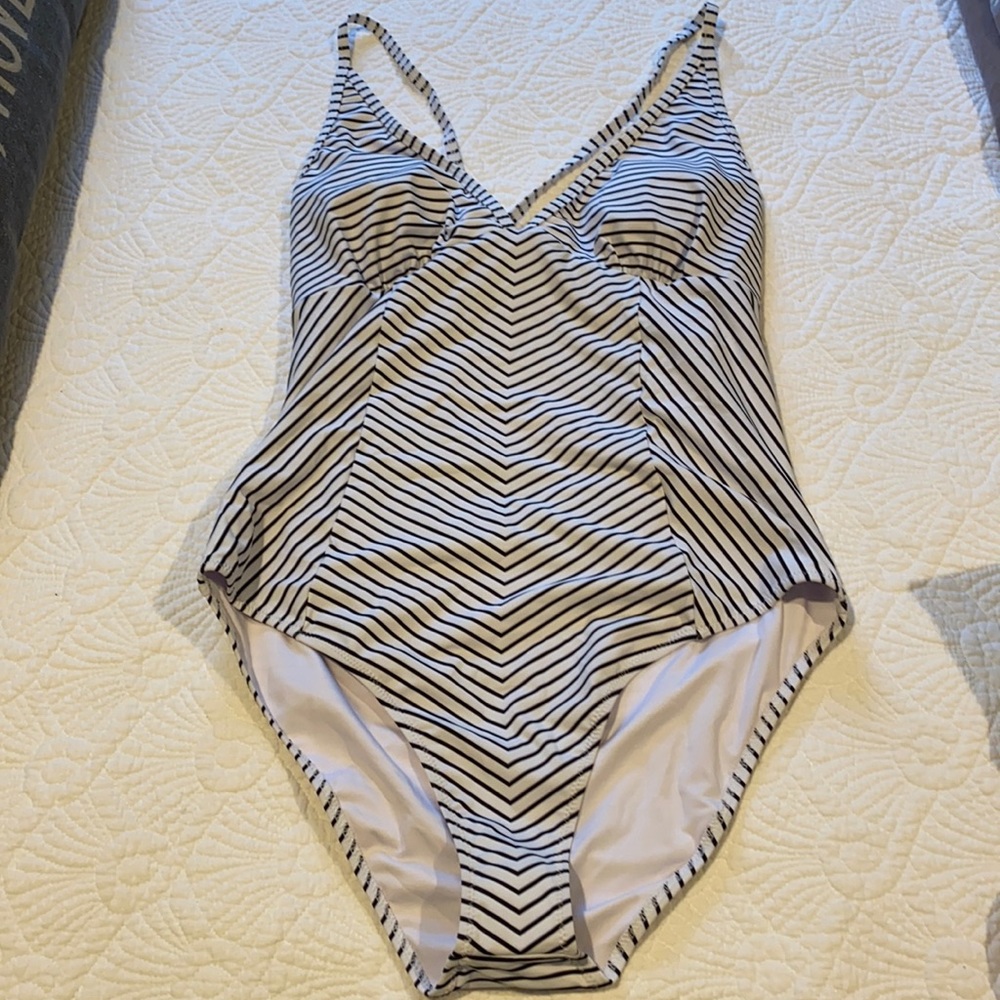 Cupshe flattering striped swimsuit, Size XL, NWT